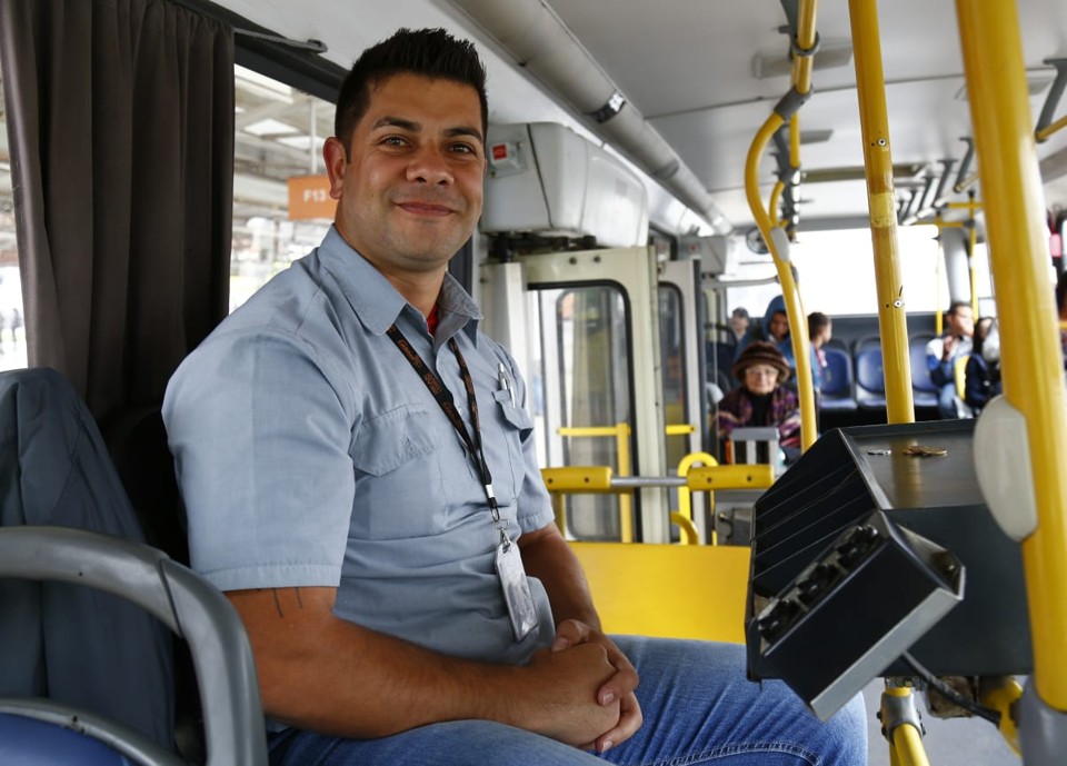 Rodrigo William Bernardo foi aplaudido pelos passageiros que aguardavam no terminal e viram sua atitude | Aniele Nascimento/Gazeta do Povo