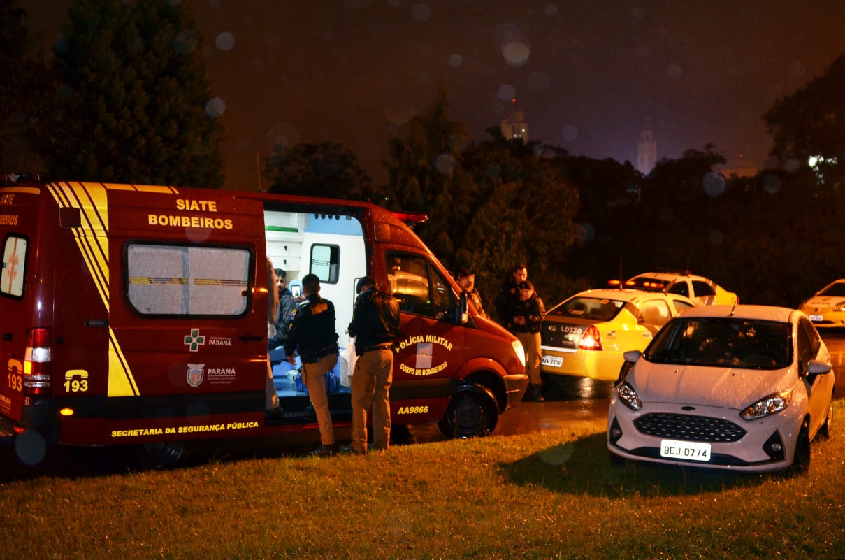 Perseguição policial no sequestro da família do ex-prefeito Olizandro José Ferreira deixou um assaltante morto e um PM ferido. | Marco Charneski / Tribuna do Paraná