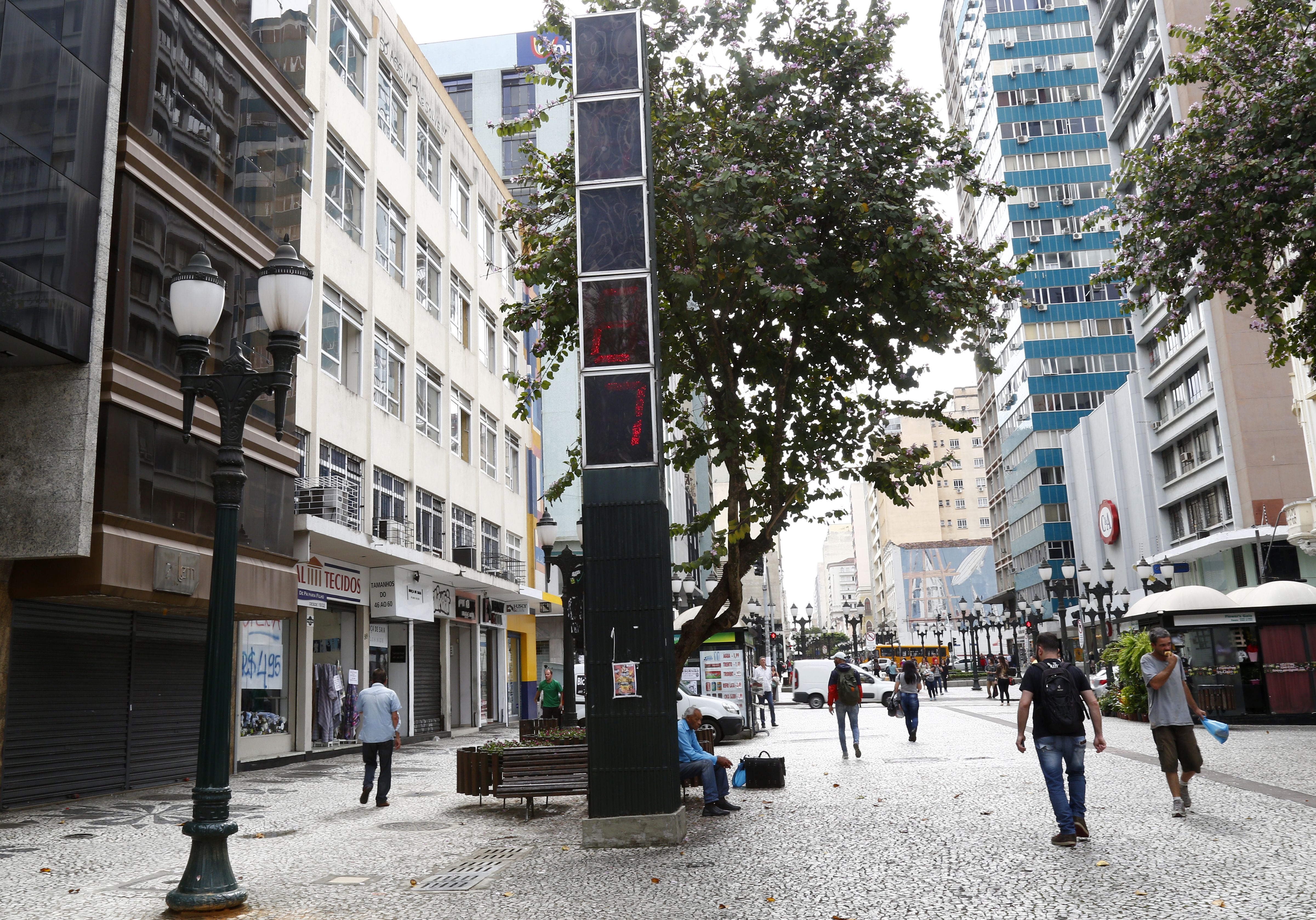 Apesar de mostrar os números em vermelho, relógio da XV está com o horário errado. | Aniele Nascimento/Gazeta do Povo