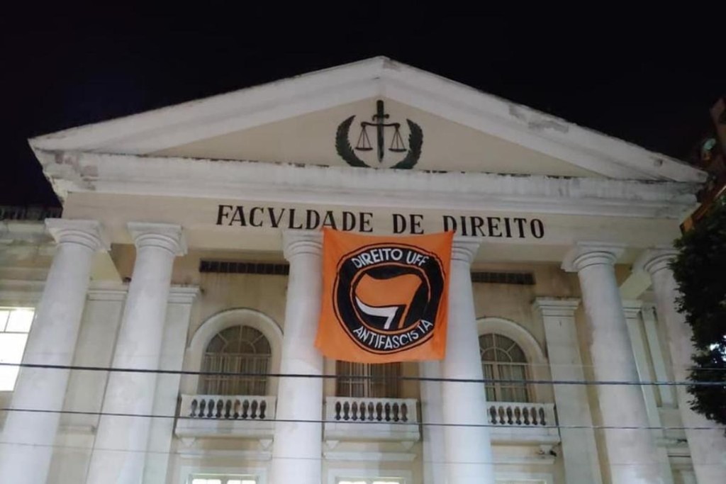 Na Faculdade de Direito da UFF, professores e estudantes classificaram Bolsonaro de “fascista” durante as aulas e depois colocaram uma bandeira “antifascista” na fachada da instituição | Reprodução /Facebook