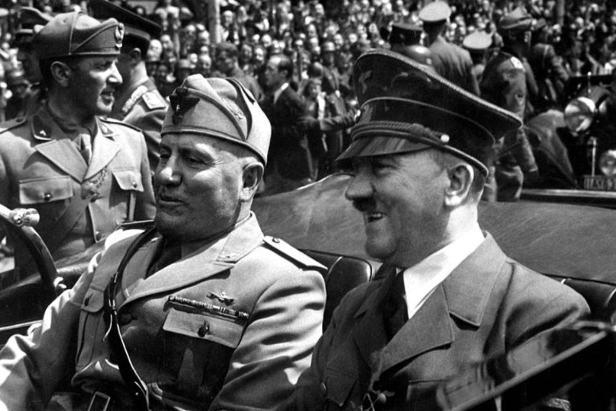 Benito Mussolini e Adolf Hitler em Munique, na Alemanha, em 1940. | By Eva Braun [Public domain]/Via Wikimedia Commons