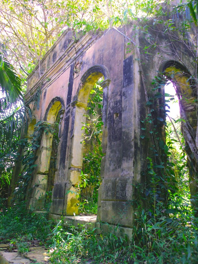 Airão Velho nasceu no século 17 e viveu seu auge com o ciclo da borracha, na virada do século 19 para o 20. Com o declínio, a cidade foi abandonada, e hoje é “retomada” pela floresta amazônica, que aos poucos ocupa o lugar das ruínas deixadas pelos antigos moradores | Nestor Razente/Divulgação