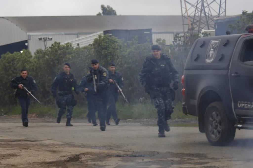 Segundo a PRF, agentes negociavam com manifestantes quando o GOE chegou atirando | Átila Alberti/Tribuna do Paraná