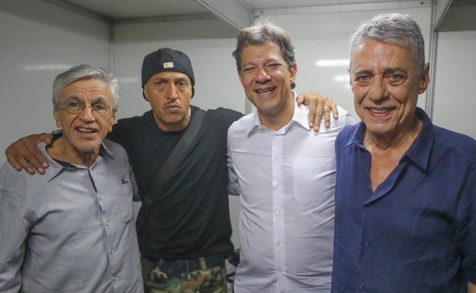Em comício de Haddad, Mano Brown critica PT e é defendido por Chico e Caetano Caetano Veloso, Mano Brown, Fernando Haddad e Chico Buarque posam para foto em evento em apoio ao candidato do PT na Lapa, no Rio de Janeiro | Ricardo Stuckert/Divulgação / Fotos Públicas