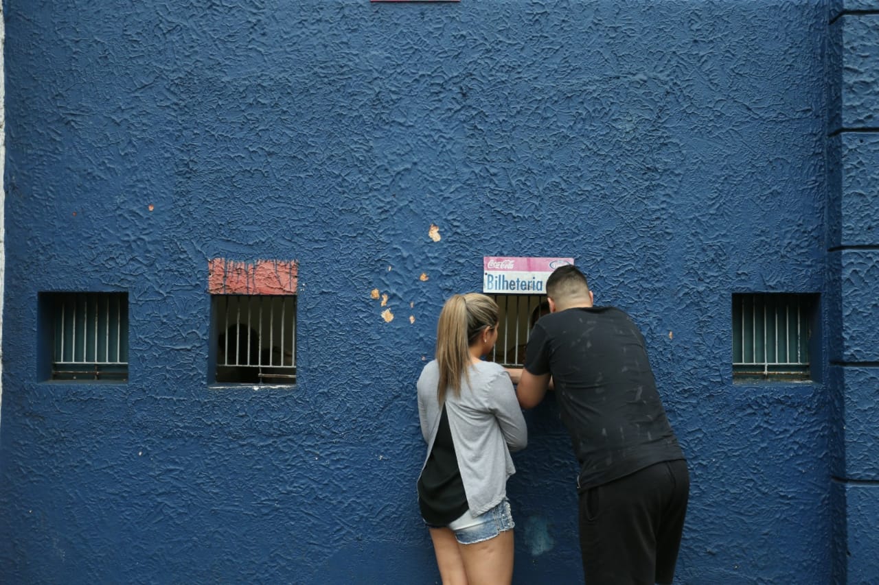 Torcedores compram ingresso na Vila Capanema. | /Albari Rosa/Gazeta do Povo
