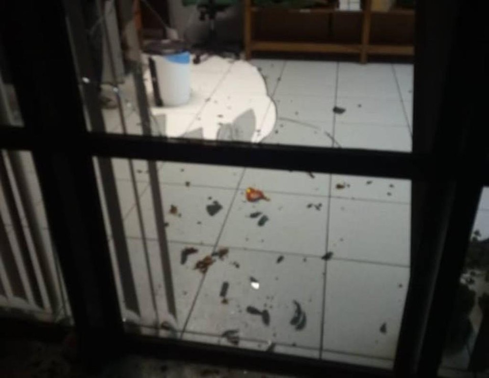 Além da agressão, biblioteca da UFPR  teve vidros quebrados | Foto: DCE/Reprodução