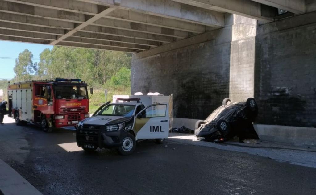 Imagens mostram que caminhão tocou o carro antes de despencar no viaduto na Rodovia do Xisto. | Marco Charneski/Tribuna do Paraná
