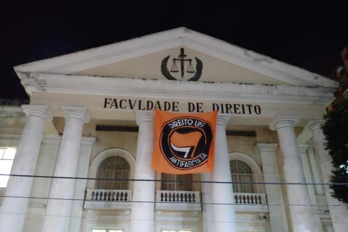 No Rio de Janeiro, a Justiça ordenou que a Faculdade de Direito da Universidade Federal Fluminense (UFF) retirasse da fachada uma bandeira em que aparece “Direito UFF Antifascista”. | Reprodução/Facebook