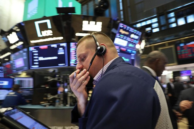 Operadores preocupados na Bolsa de Nova York.Índice Dow Jones caiu com alta dos juros dos títulos da dívida americana e a liquidação desses papeis. | SPENCER PLATT/AFP