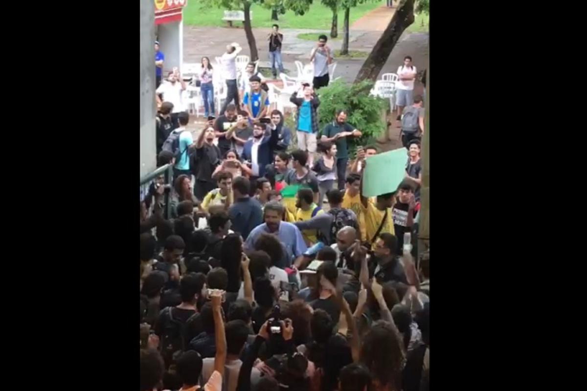 Centenas de universitários se aglomeraram na entrada do ICC e impediram o ingresso dos manifestantes. | Reprodução/Facebook.