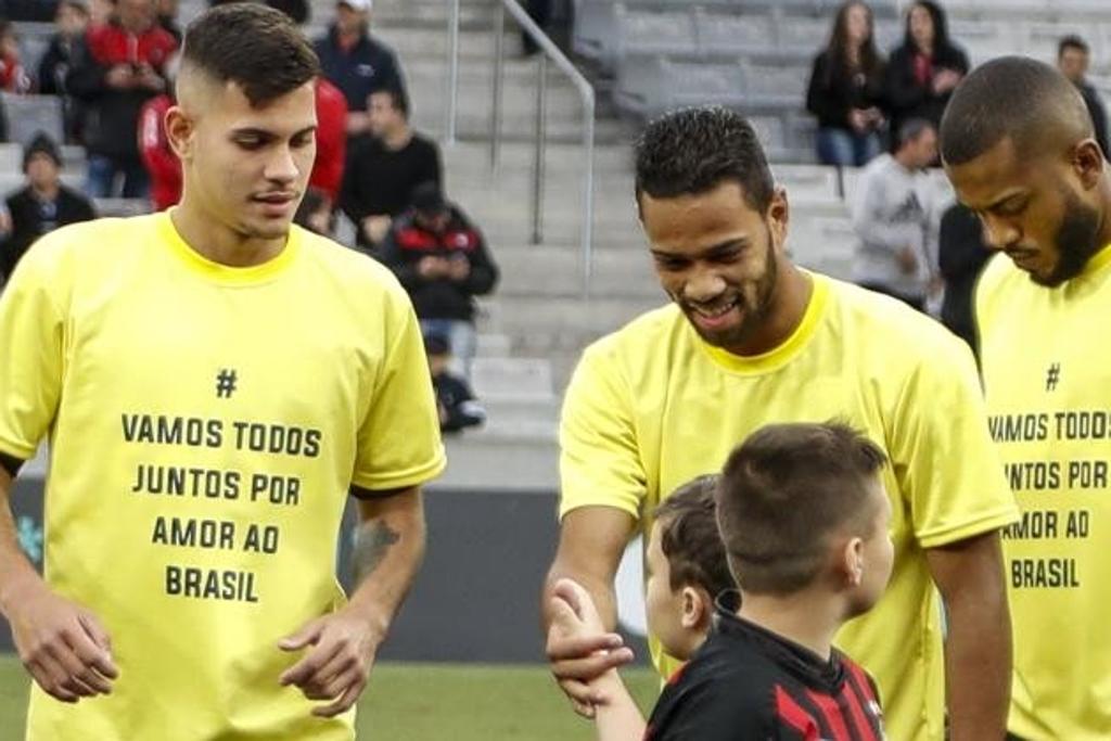 Jogadores do Atlético com a camisa polêmica: tomada de lado? | /Marcelo Andrade/Gazeta do Povo