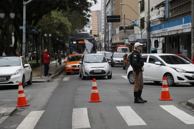Trânsito bloqueado na esquina da Rua XV de Novembro com a João Negrão para a comitiva do presidente Temer. | Jonathan Campos/Gazeta do Povo
