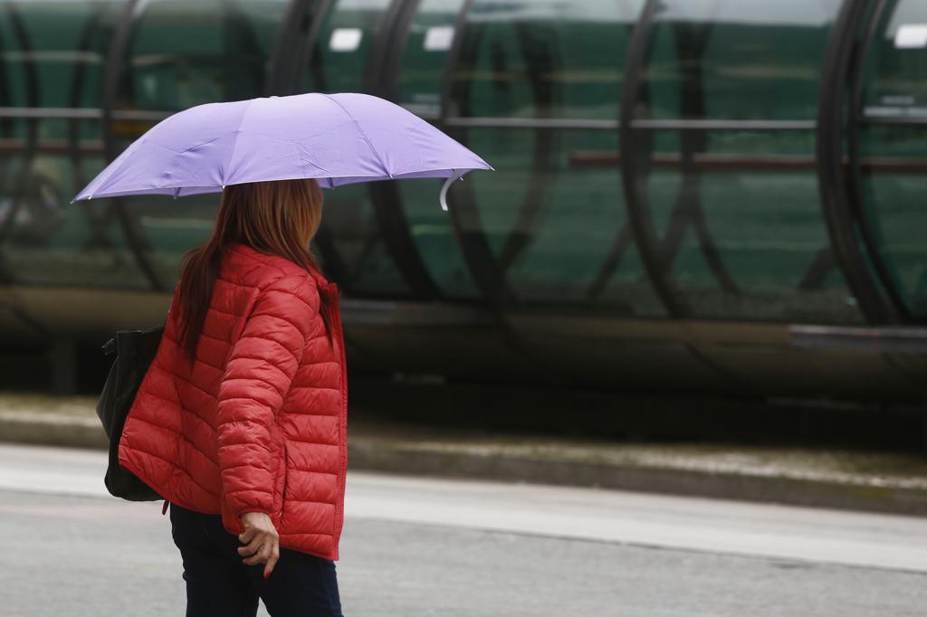 Chuvas devem ser mais leves, sol pode aparecer mas curitibano precisa ficar atento | Aniele Nascimento/Gazeta do Povo
