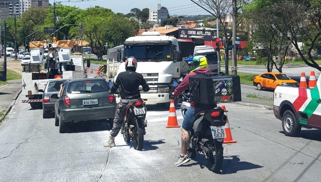 Caminhão estragou às 6h da manhã e ainda não foi retirado. | Eduardo Possebom/Colaboração