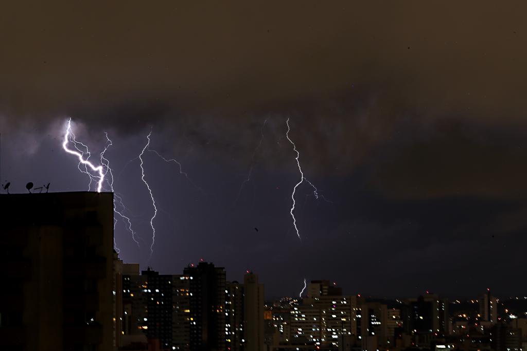 Além de ventos fortes, estão previstos raios e trovoadas entre a noite de sexta e domingo em Curitiba. | Albari Rosa/Gazeta do Povo