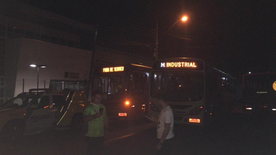 Ônibus estacionados em frente à delegacia de Fazendo Rio Grande no protesto dos motoristas e cobradores. | Siindimoc/
