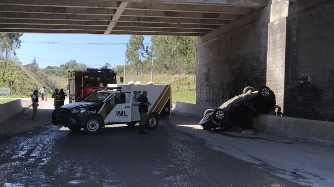 Bombeiros foram acionados, mas motorista já havia morrido na queda do viaduto na Rodovia do Xisto. | Marco Charneski/Tribuna do Paraná