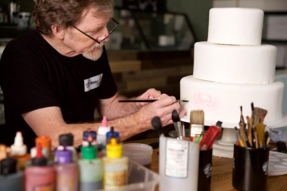 Absolvido pela Suprema Corte dos EUA por se recursar a fazer um bolo para um casamento entre dois homens, Jack Phillips enfrenta agora um novo processo. | Bruce Ellefson / AFP