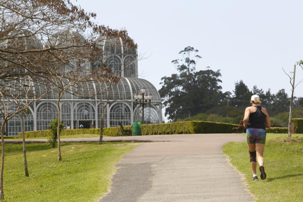 Tempo abafado e com temperatura perto dos 30ºC em Curitiba nesta quarta. | Aniele Nascimento/Gazeta do Povo