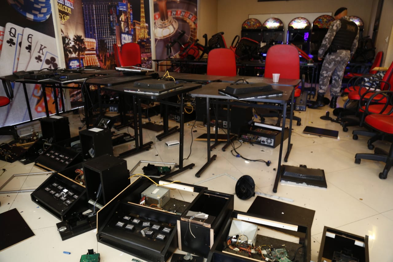 Agentes do Gaeco em um endereço de jogos na Rua Alferes Poli, no bairro Rebouças, em Curitiba | Aniele Nascimento/Gazeta do Povo