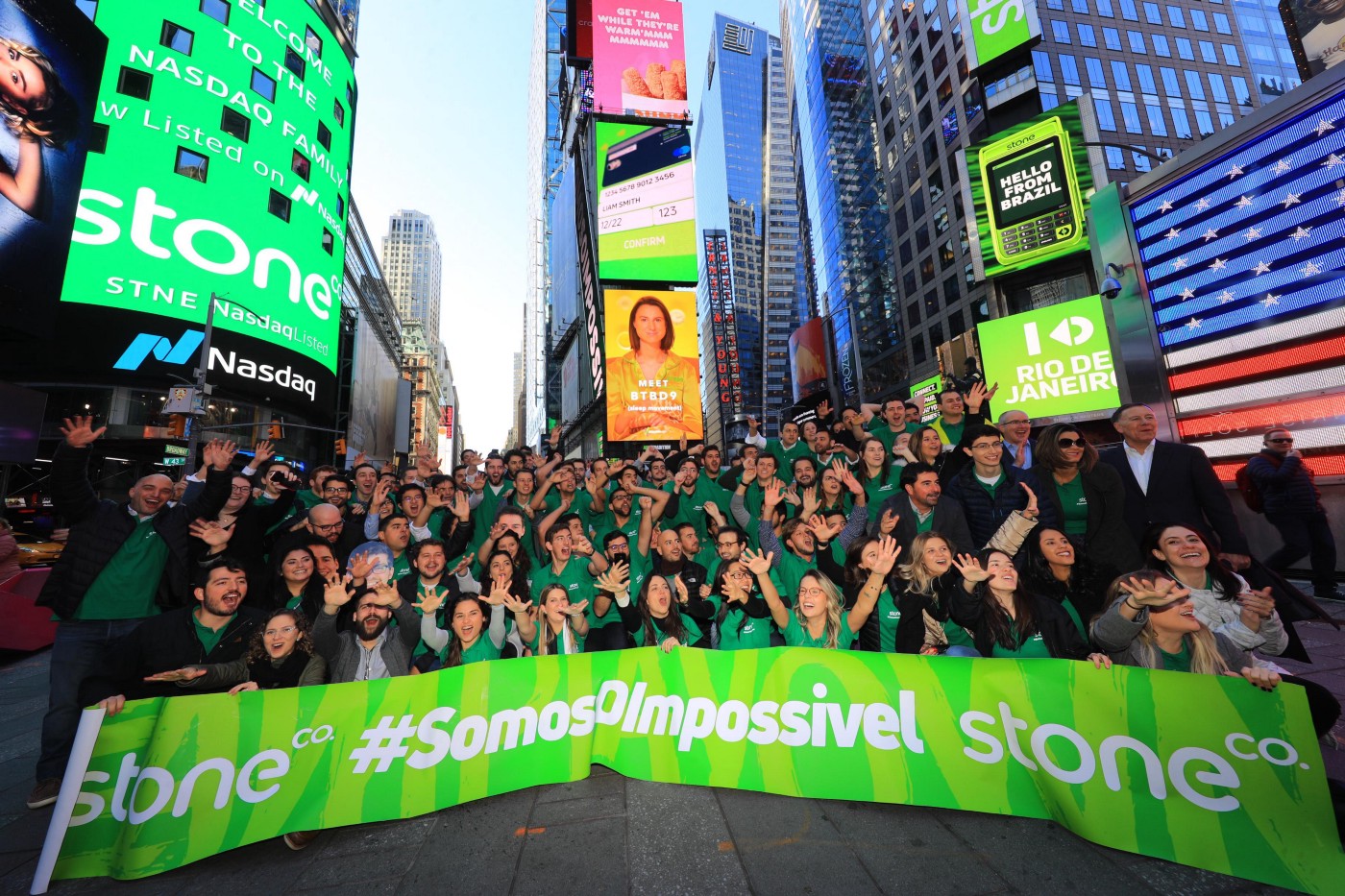 Foto com parte da equipe da Stone em Nova York para a estreia da empresa na bolsa de tecnologia Nasdaq. | Stone/LinkedIn/