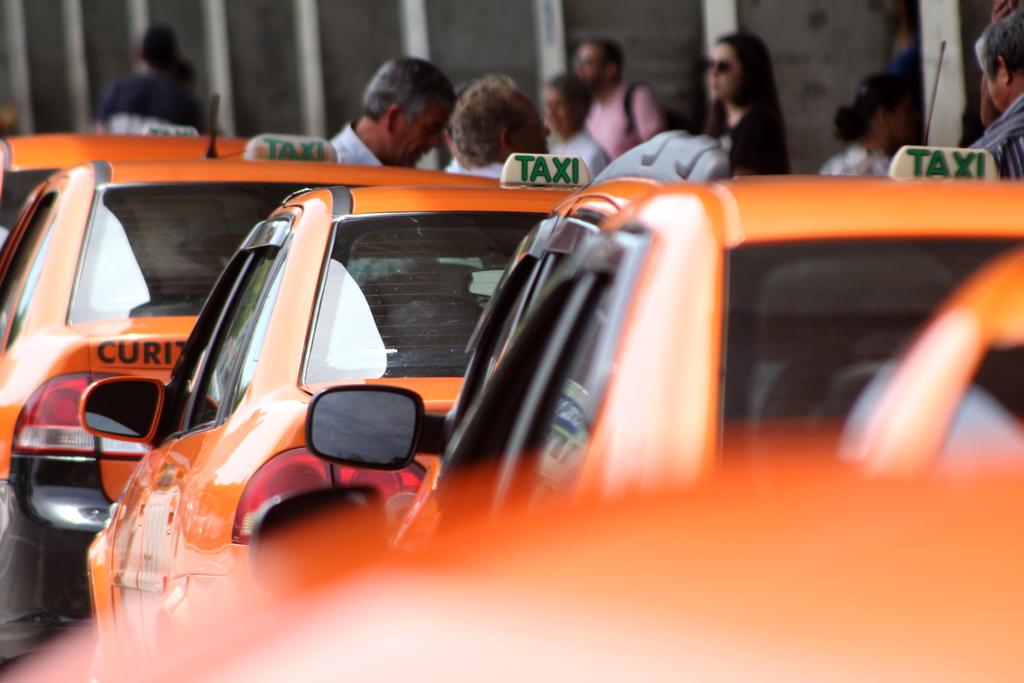 Falha nos relógios também está trazendo problemas para os taxitas de Curitiba. | Atila Alberti/Tribuna do Parana
