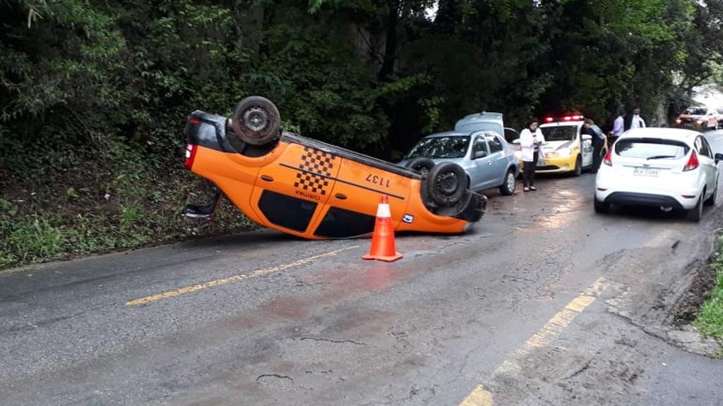 O táxi capotou por volta das 6h40 na Rua Paulo Gosrki | Divulgação/Setran
