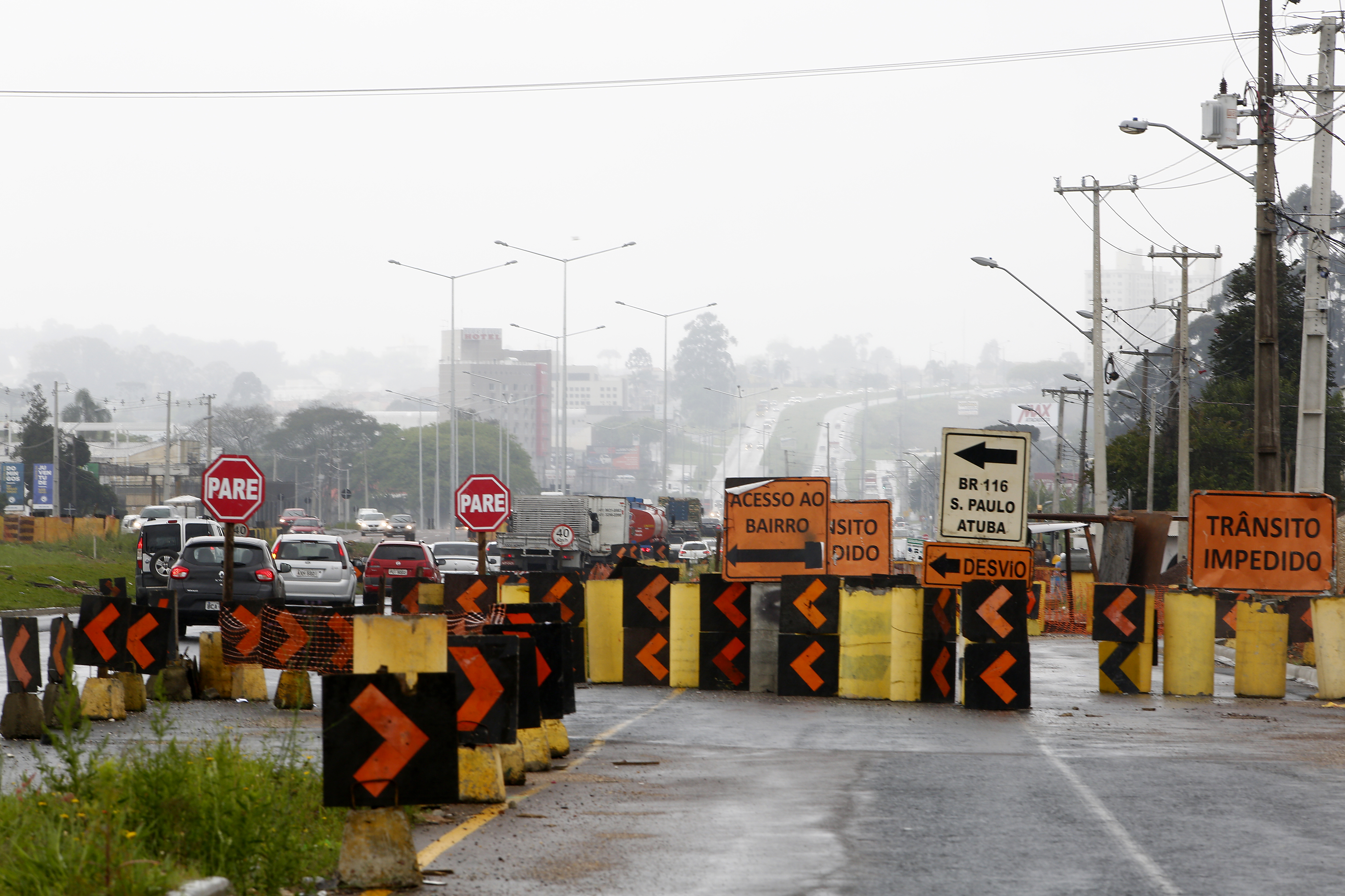 Obra na Linha Verde na última sexta-feira (19): chuvas atrapalham o andamento dos erviços. | Aniele Nascimento/Gazeta do Povo