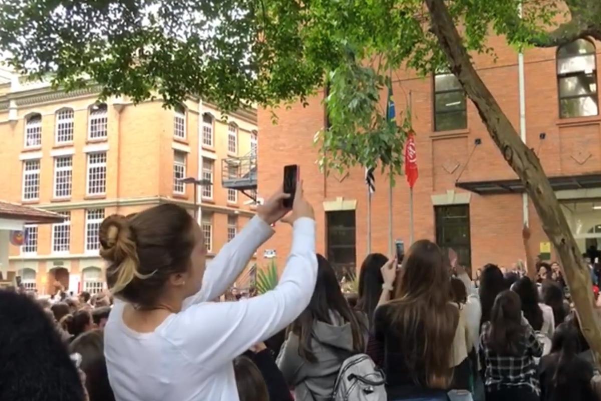 Alunos protestaram contra o vídeo e pediram posição da universidade |
