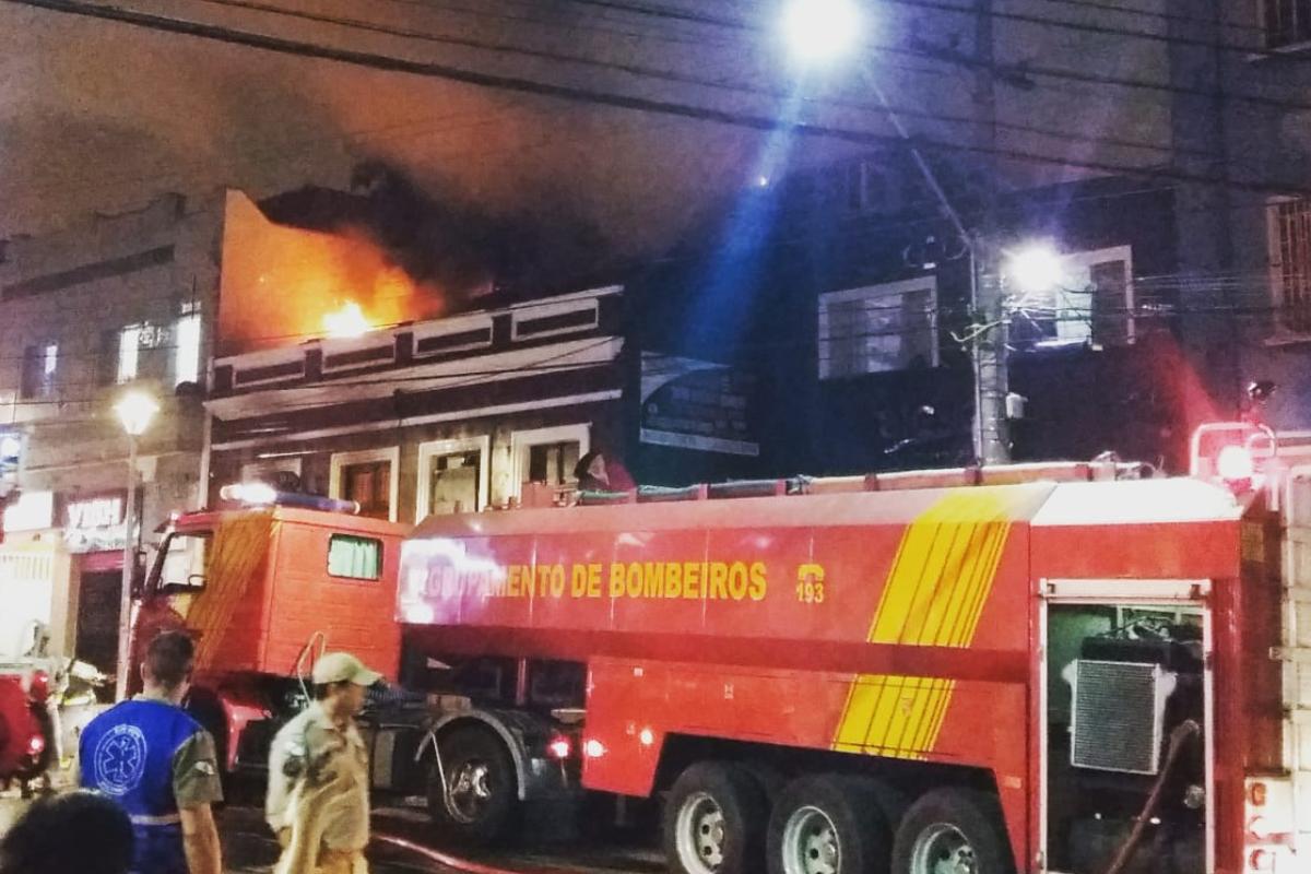 Incêndio atinge o Purples Reis Bar na noite desta sexta-feira (12), na Rua Trajano Reis, no bairro São Francisco, em Curitiba | Júlio Filho/
Gazeta do Povo