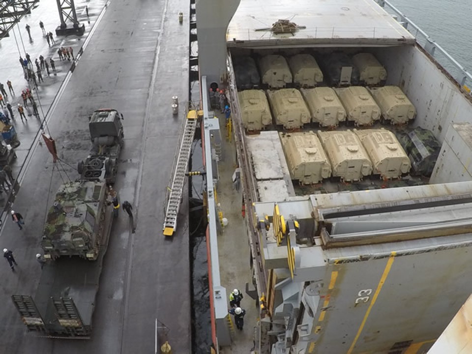 Tanques doados pelos Estados Unidos desembarcaram no Porto de Paranaguá quarta-feira (3). | 5ª Região Miilitar do Exército /