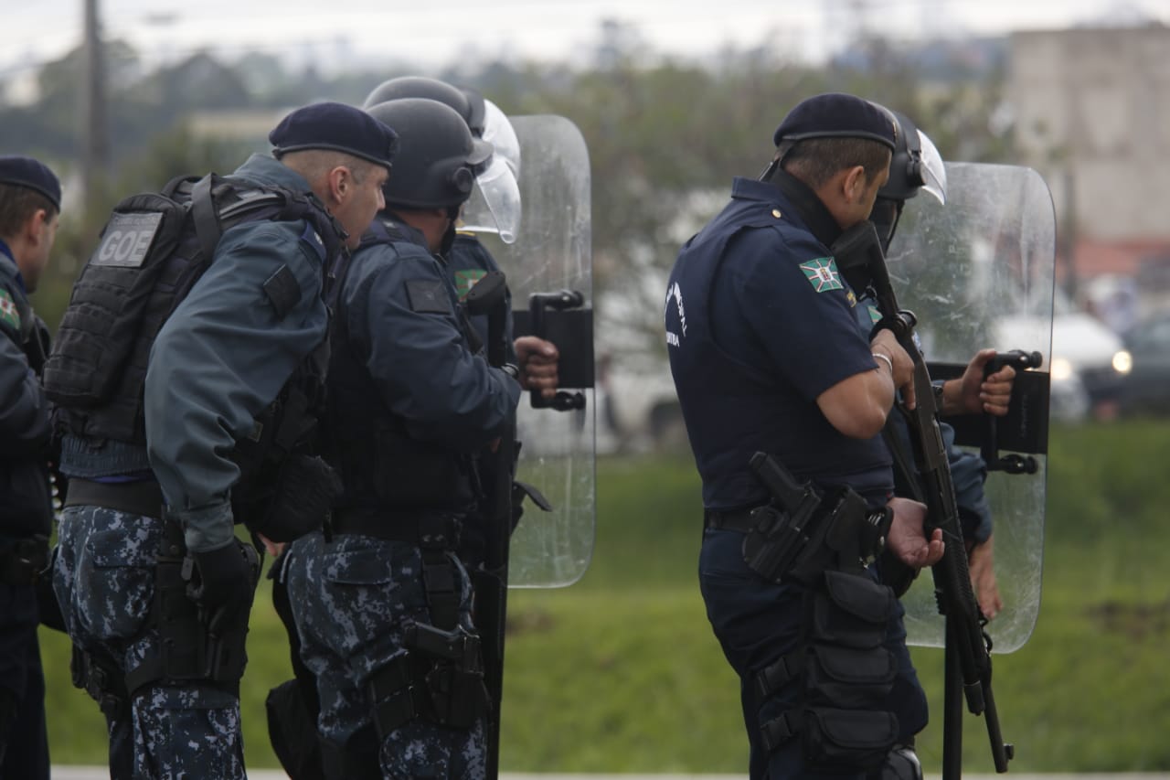 Guarda Municipal dispara contra os manifestantes no Contorno Sul: balas de borracha atingiram policial rodoviário. | Átila Alberti/Tribuna do Paraná