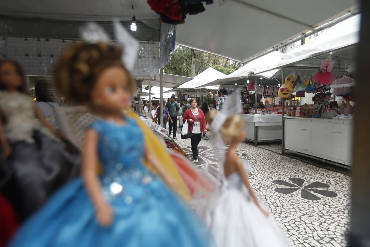 Feira da Primavera na Praça Osório é uma opção para presentes do Dia da Criança ou um lanche . | /