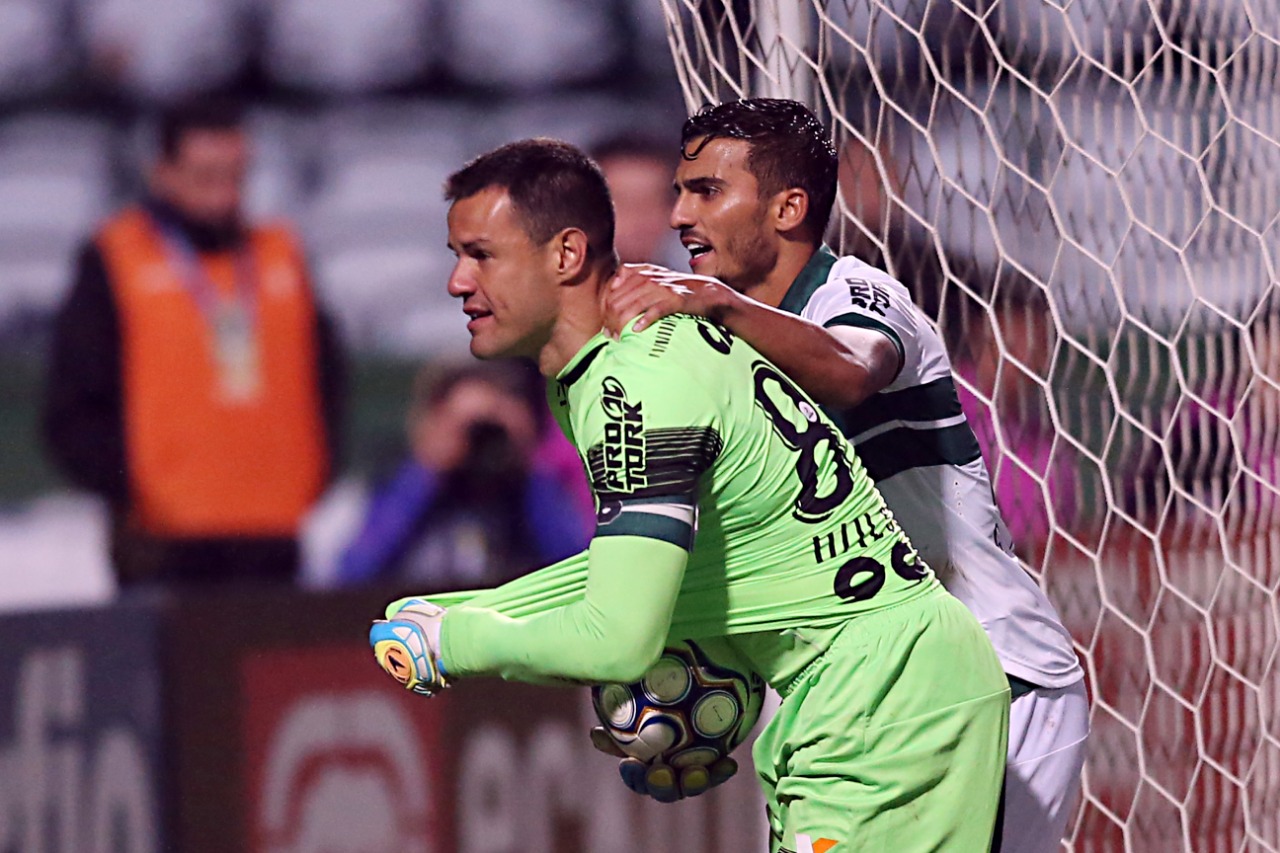 Goleiro Wilson comemora o gol aos 52 do segundo tempo. | Albari Rosa/Gazeta do Povo/