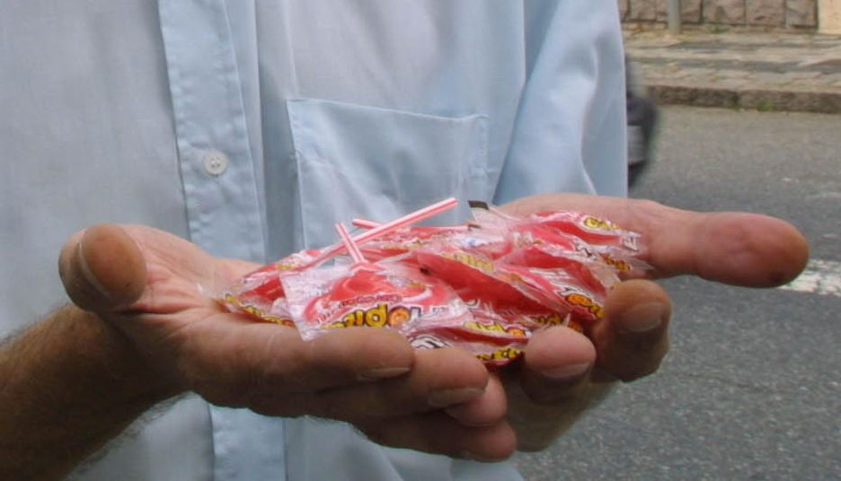 Golpistas pedem dinheiro em nome da FAS para comprar doces para crianças. | ANIELE NASCIMENTO/Gazeta do Povo