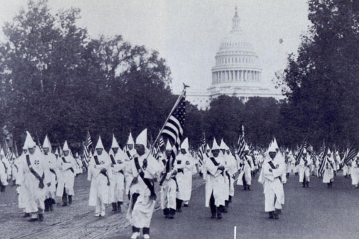 No auge de sua popularidade, mais de 30 mil membros da KKK chegaram a marchar pelas ruas da capital americana. Hoje o grupo se resume a oito mil integrantes | Reprodução