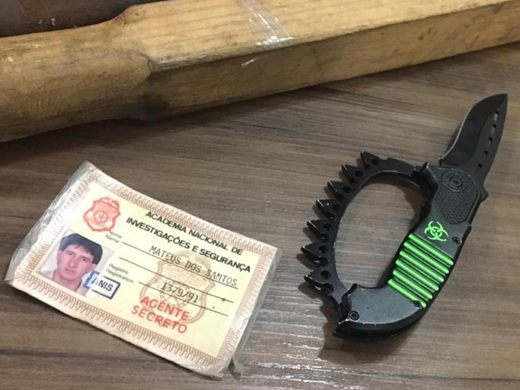 Carteira de agente secreto era usada para extorquir vítima. | Polícia Civil/