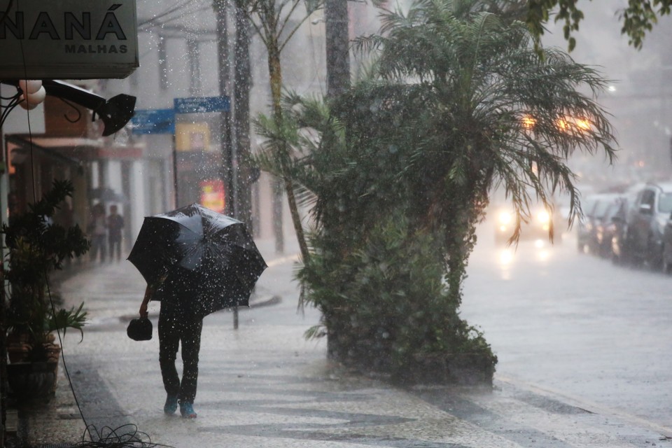 Semana foi de muita chuva para o curitibano. | Felipe Rosa/Tribuna do Paraná