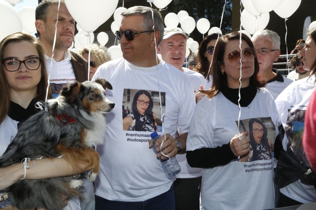 Os pais e a irmã de Tatiane em caminhada no Dia do Advogado, em Curitiba, há dois meses. | Átila Alberti/Tribuna do Paraná