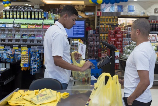 Maior parte das compras com cartões benefício é voltada para alimentos | Henry Milleo/Gazeta do Povo