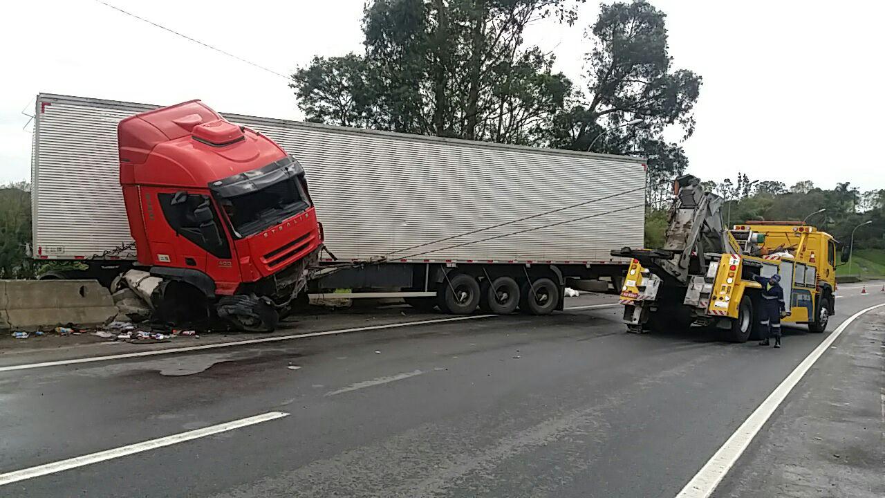 Caminhão está sendo retirado da BR-116. | PRF/