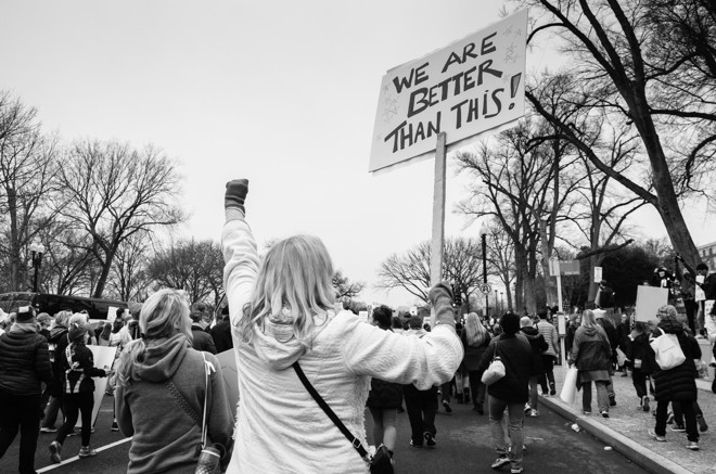 Manifestante segura placa onde se lê “Nós somos melhores que isso” durante Marcha das Mulheres de Washington, DC, em janeiro de 2017. | Jerry Kiesewetter / Unsplash/Reprodução