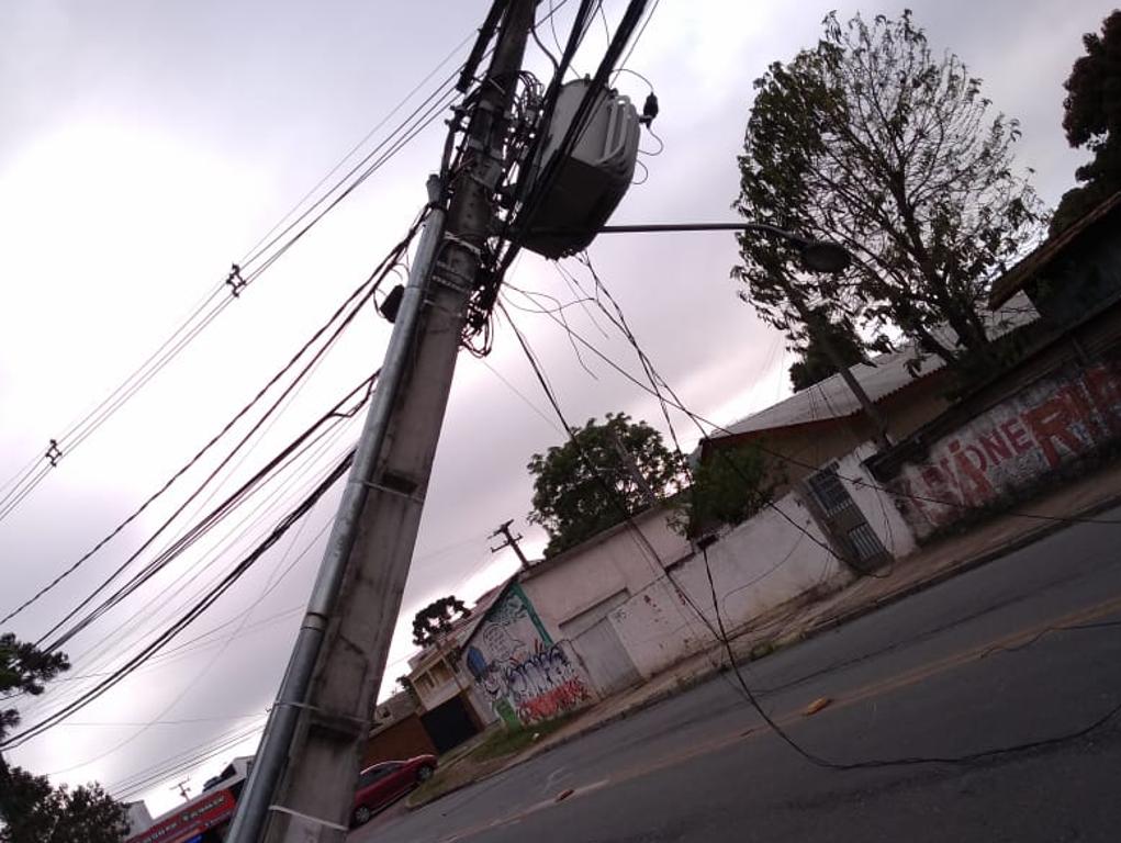 Poste tombou sobre a rua na manhã desta segunda-feira (29) | Reprodução/Setran