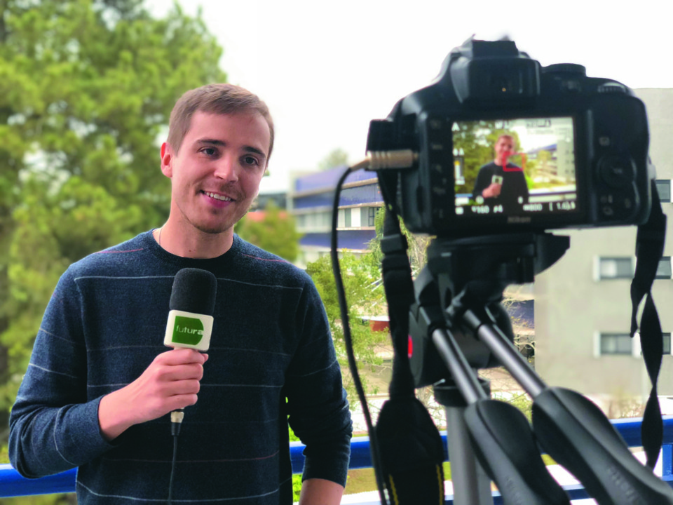 Ítalo pode absorver um pouco da prática do Jornalismo graças a uma parceria da universidade com o Canal Futura. | Arquivo Pessoal