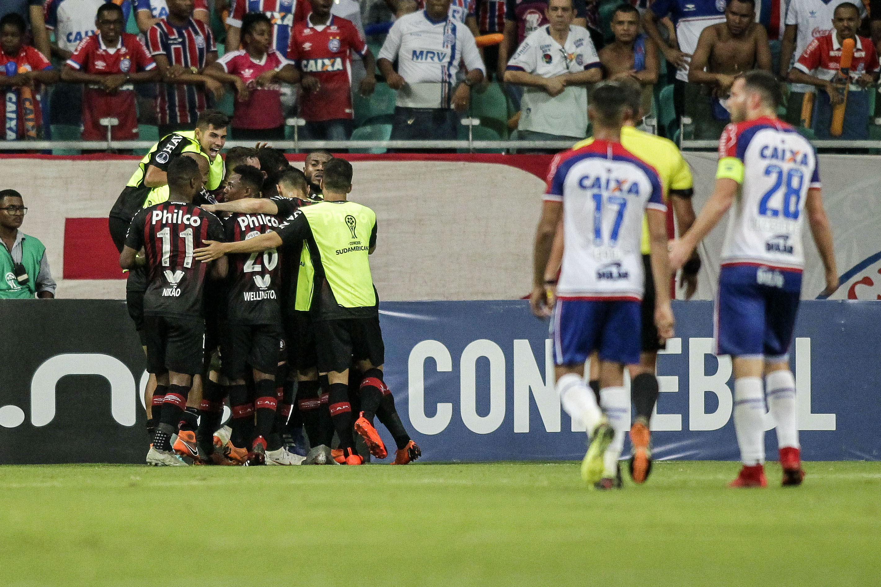 Jogadores do Furacão comemoram o gol da vitória. | ARISSON MARINHO/AFP