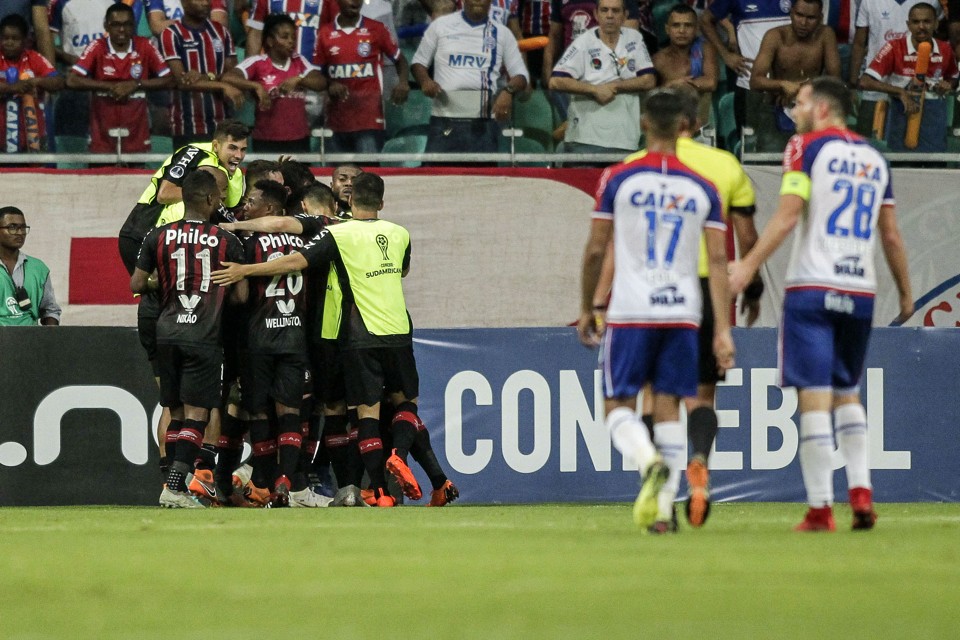 Jogadores do Furacão comemoram o gol da vitória. | ARISSON MARINHO/AFP