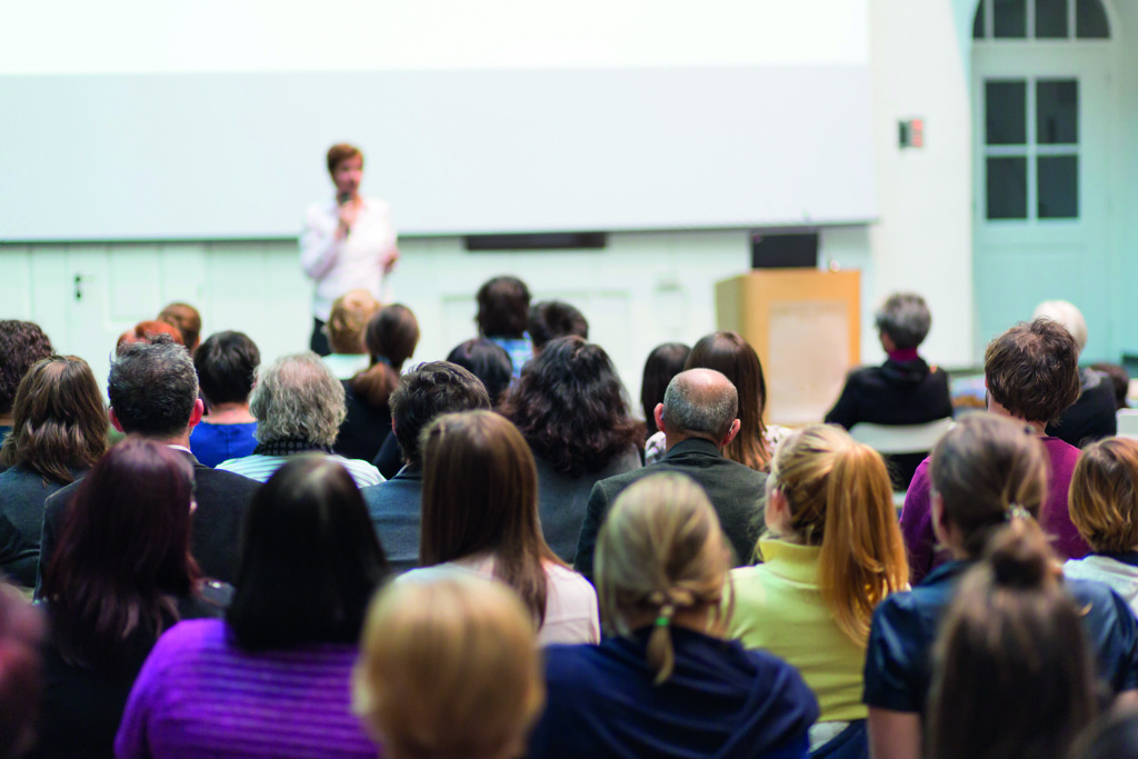 O interesse pela pesquisa, pelo ensino e o intercâmbio de informações atrai muitos profissionais para à universidade.