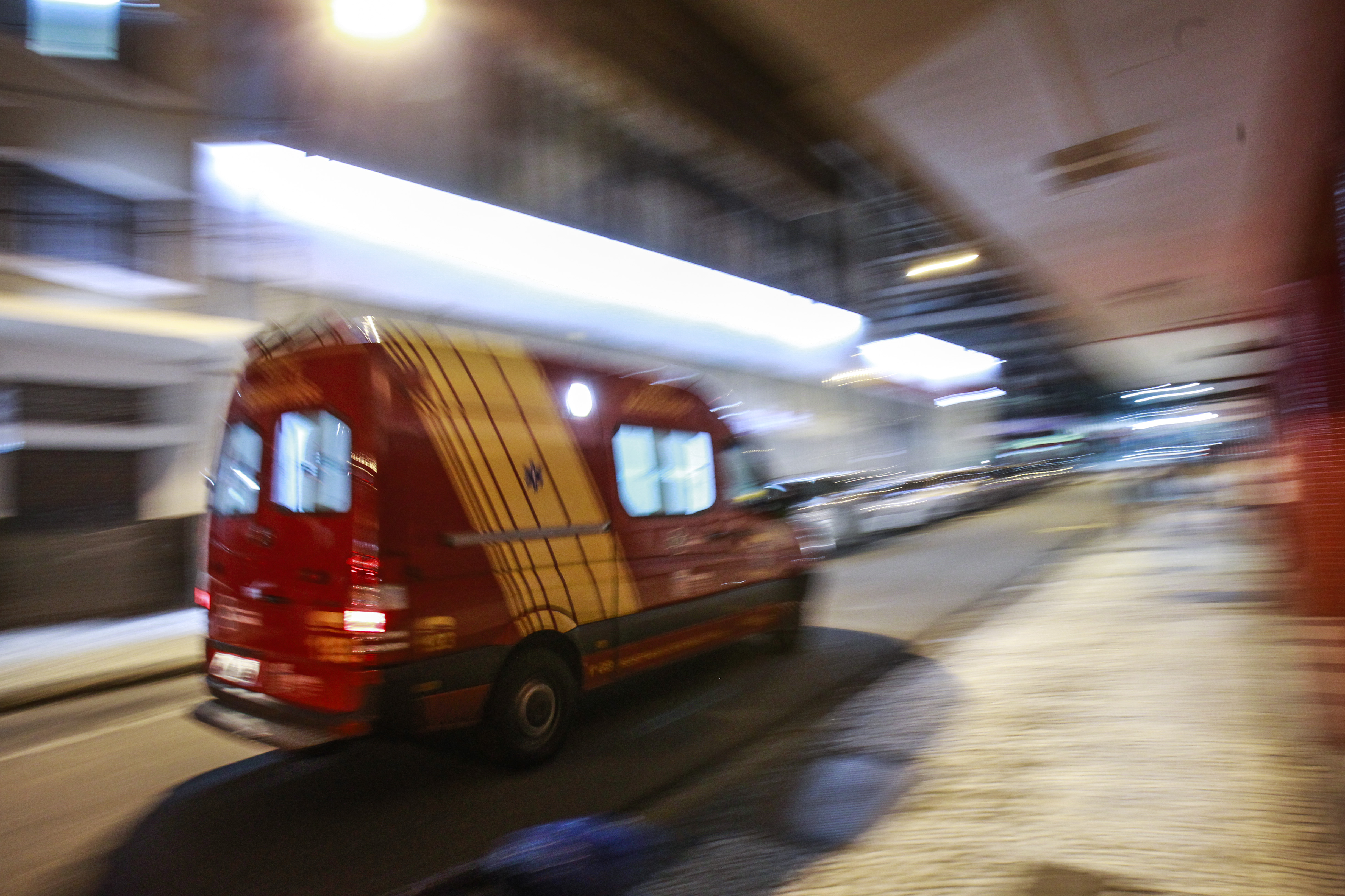 Os dois feridos na confusão no Batel foram atendidos pela ambulância do Siate. | Daniel Castellano/Gazeta do Povo