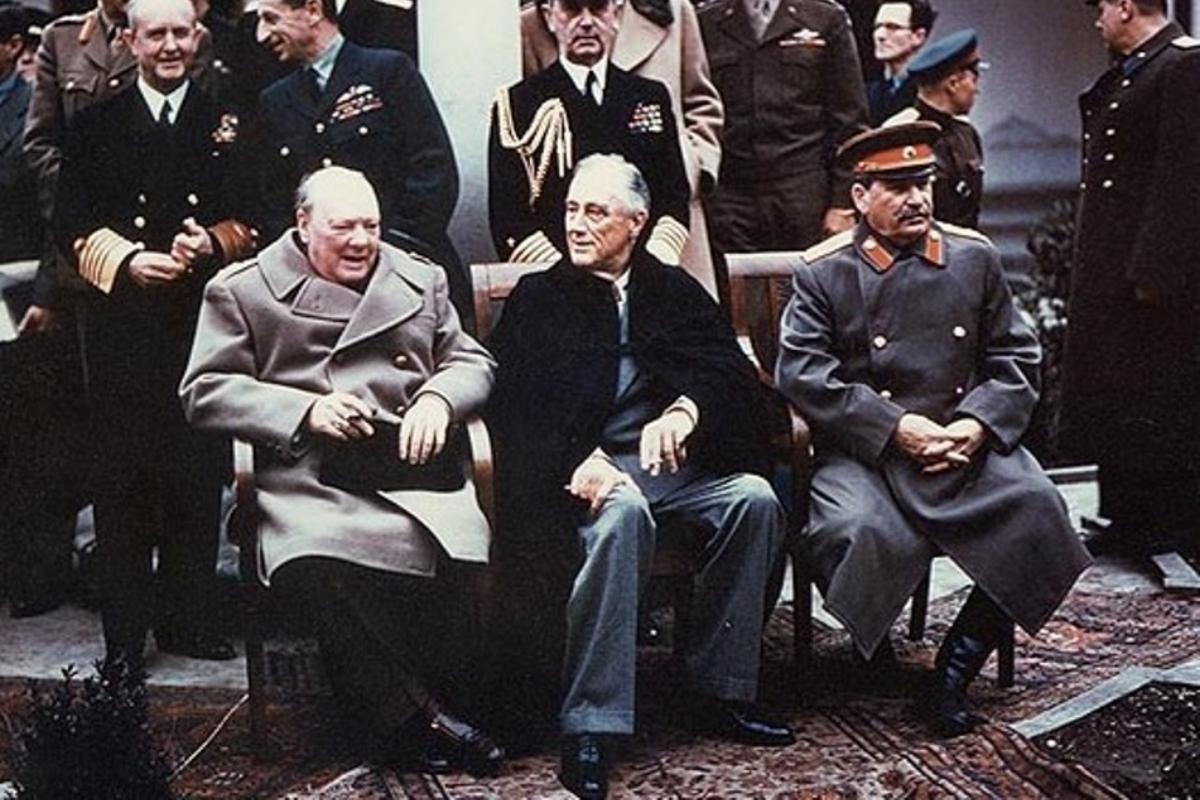 Winston Churchill, Franklin Roosevelt e Josef Stalin na Conferência de Yalta, em 1945 | Wikimedia Commons