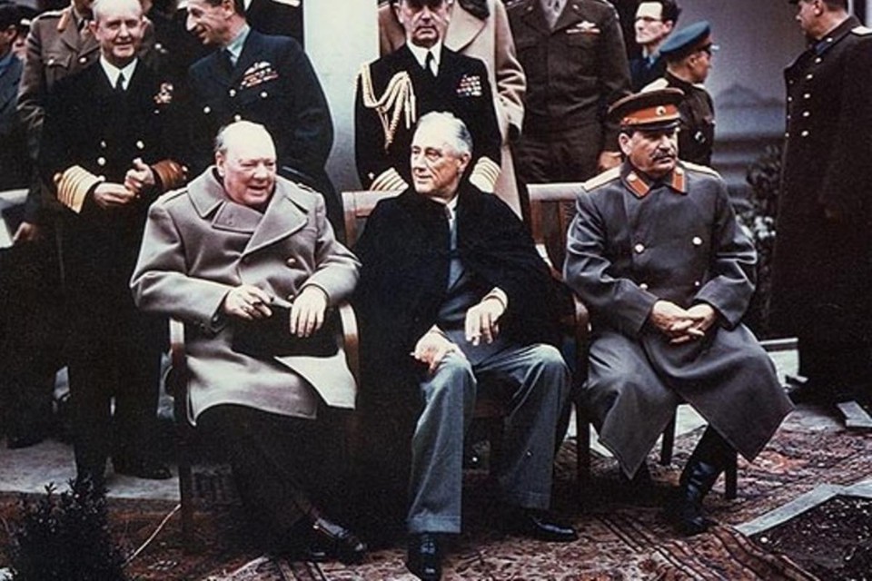A história que russos e comunistas querem que seja esquecida Winston Churchill, Franklin Roosevelt e Josef Stalin na Conferência de Yalta, em 1945 | Wikimedia Commons